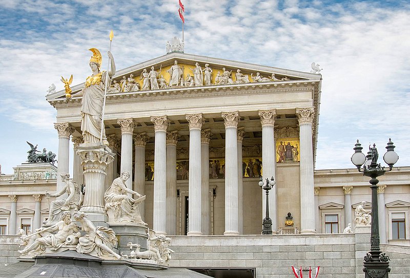 Österreichisches Parlamentsgebäude in Wien mit Athena-Statue davor.